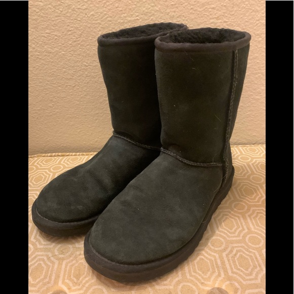 Ugg Classic Short Boot. - Picture 1 of 3